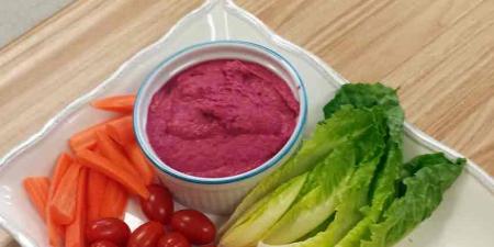 Picture of beet hummus with assorted cut vegetables